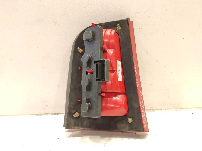 PILOTO TRASERO DERECHO SKODA OCTAVIA 1997