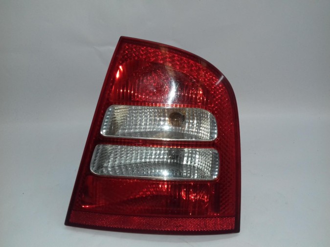 PILOTO TRASERO DERECHO SKODA OCTAVIA 2005