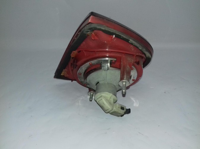 PILOTO TRASERO DERECHO SKODA SUPERB 2005