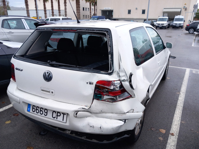 VOLKSWAGEN GOLF Año : 2003