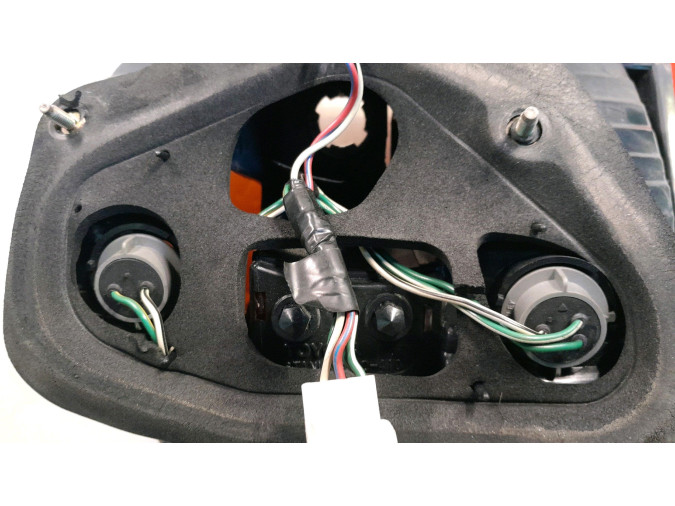 PILOTO TRASERO DERECHO TOYOTA CELICIA 1999