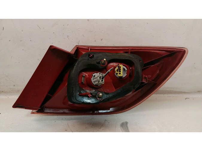 	PILOTO TRASERO IZQUIERDO EXTERIOR MAZDA 3 2004