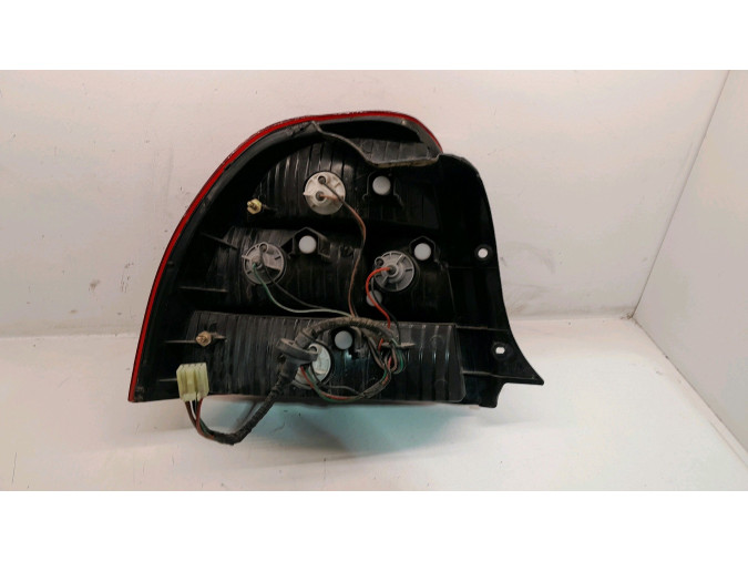 PILOTO TRASERO DERECHO KIA SHUMA 1999