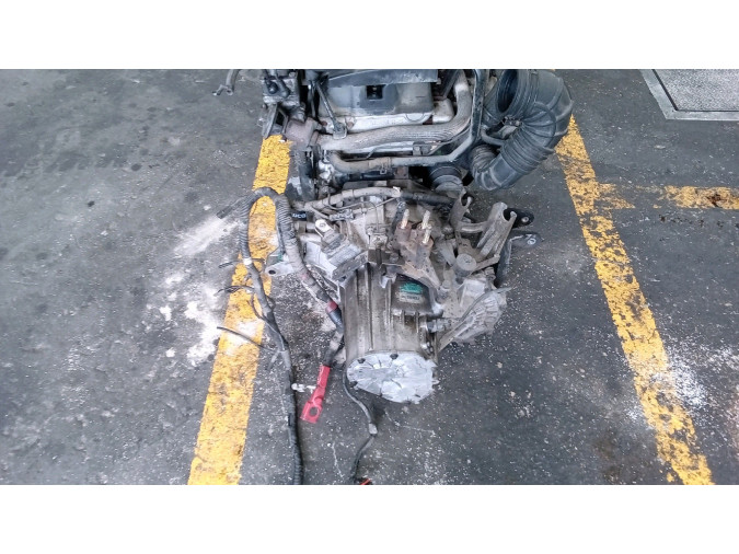 MOTOR CON ACCESORIOS SIN CAJA DE CAMBIOS KIA CARNIVAL 2003