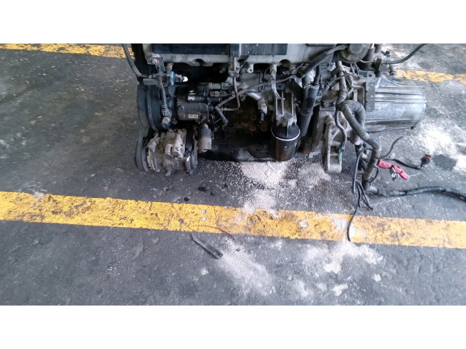 MOTOR CON ACCESORIOS SIN CAJA DE CAMBIOS KIA CARNIVAL 2003