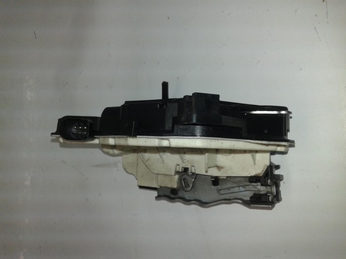 CERRADURA PUERTA DELANTERA DERECHA SKODA SUPERB 2010