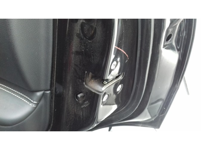 CERRADURA PUERTA TRASERA DERECHA KIA CARNIVAL 2010