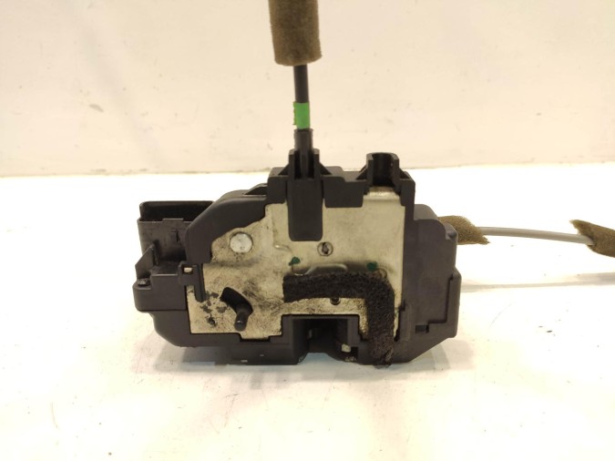 CERRADURA PUERTA TRASERA DERECHA KIA CARNIVAL 2010