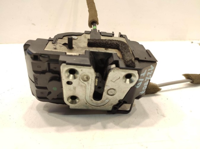 CERRADURA PUERTA TRASERA DERECHA KIA CARNIVAL 2010