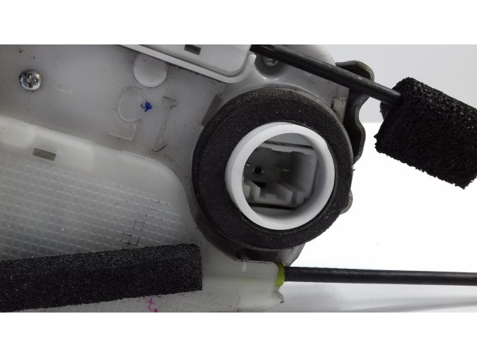 CERRADURA PUERTA TRASERA DERECHA TOYOTA PRIUS 2011