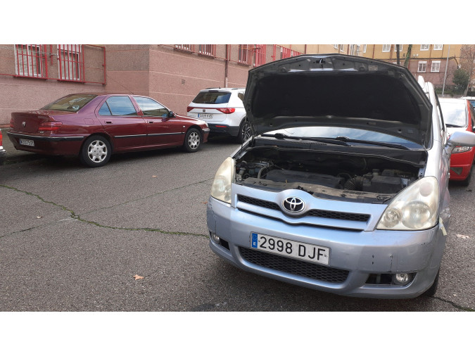 REJILLA DELANTERA TOYOTA COROLLA VERSO 2005
