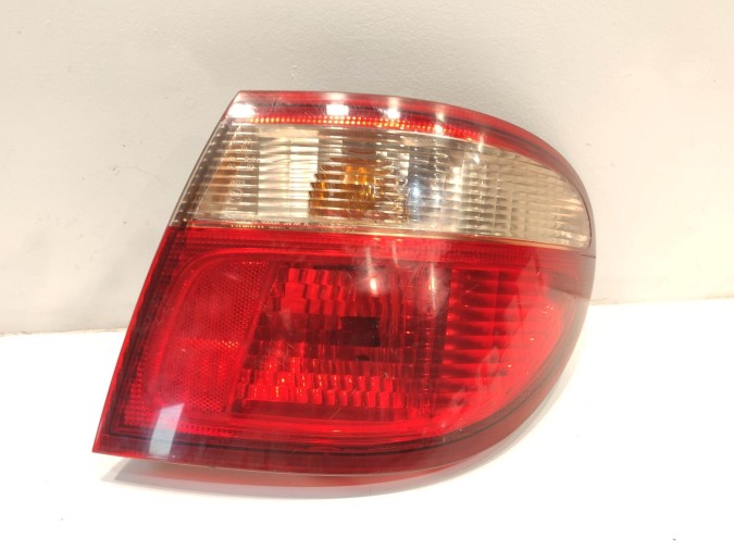 PILOTO TRASERO DERECHO NISSAN ALMERA 2000