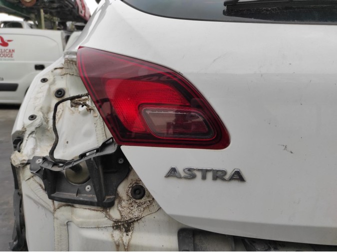 PILOTO TRASERO IZQUIERDO OPEL ASTRA 2012