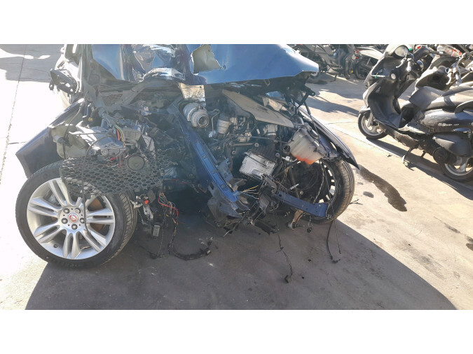 PILOTO TRASERO CENTRAL JAGUAR XE 2015