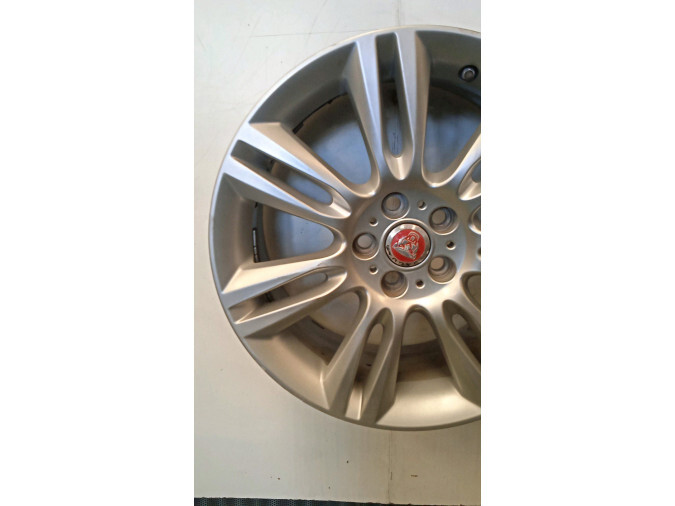 LLANTA JAGUAR XE 2015