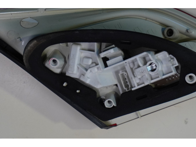 PILOTO TRASERO PORTON DERECHO INTERIOR OPEL ASTRA 2013