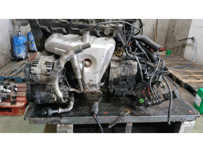 MOTOR CON ACCESORIOS SIN CAJA DE CAMBIOS VOLKSWAGEN POLO 2000