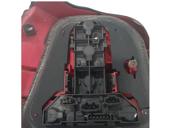 PILOTO TRASERO DERECHO VOLKSWAGEN GOLF 2001