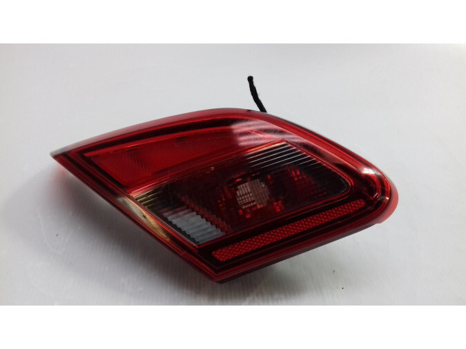 PILOTO TRASERO IZQUIERDO INTERIOR OPEL CORSA 2016