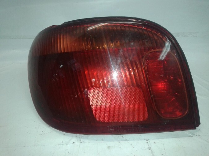 PILOTO TRASERO IZQUIERDO TOYOTA YARIS 2004